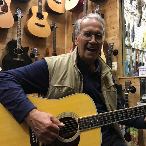 enzo con la chitarra